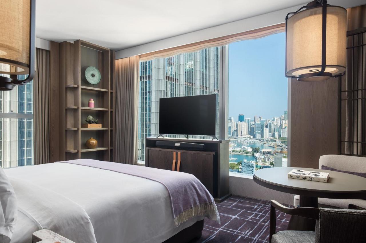 Metropolitan Suite mit 1 Schlafzimmer mit 1 Kingsize-Bett und seitlichem Hafenblick